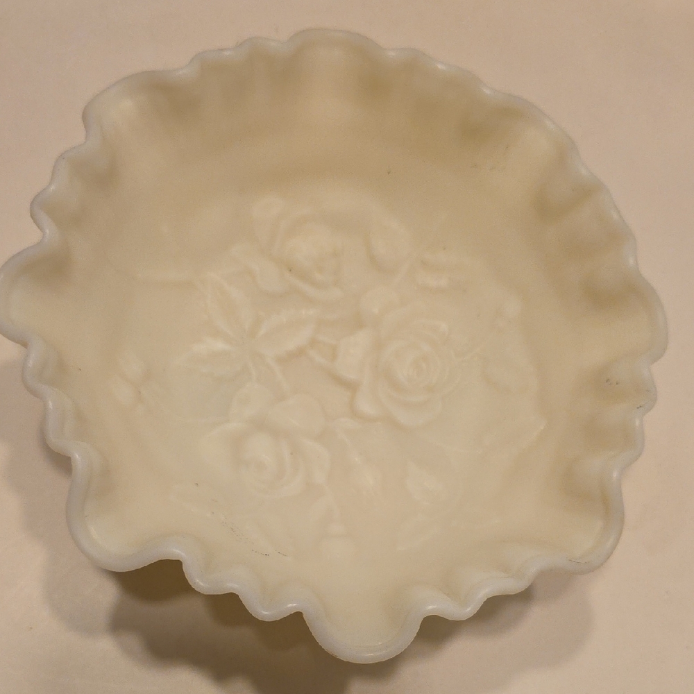 Vintage Cream Colored Mikk Imperial Glass Bowl With 3 Legs